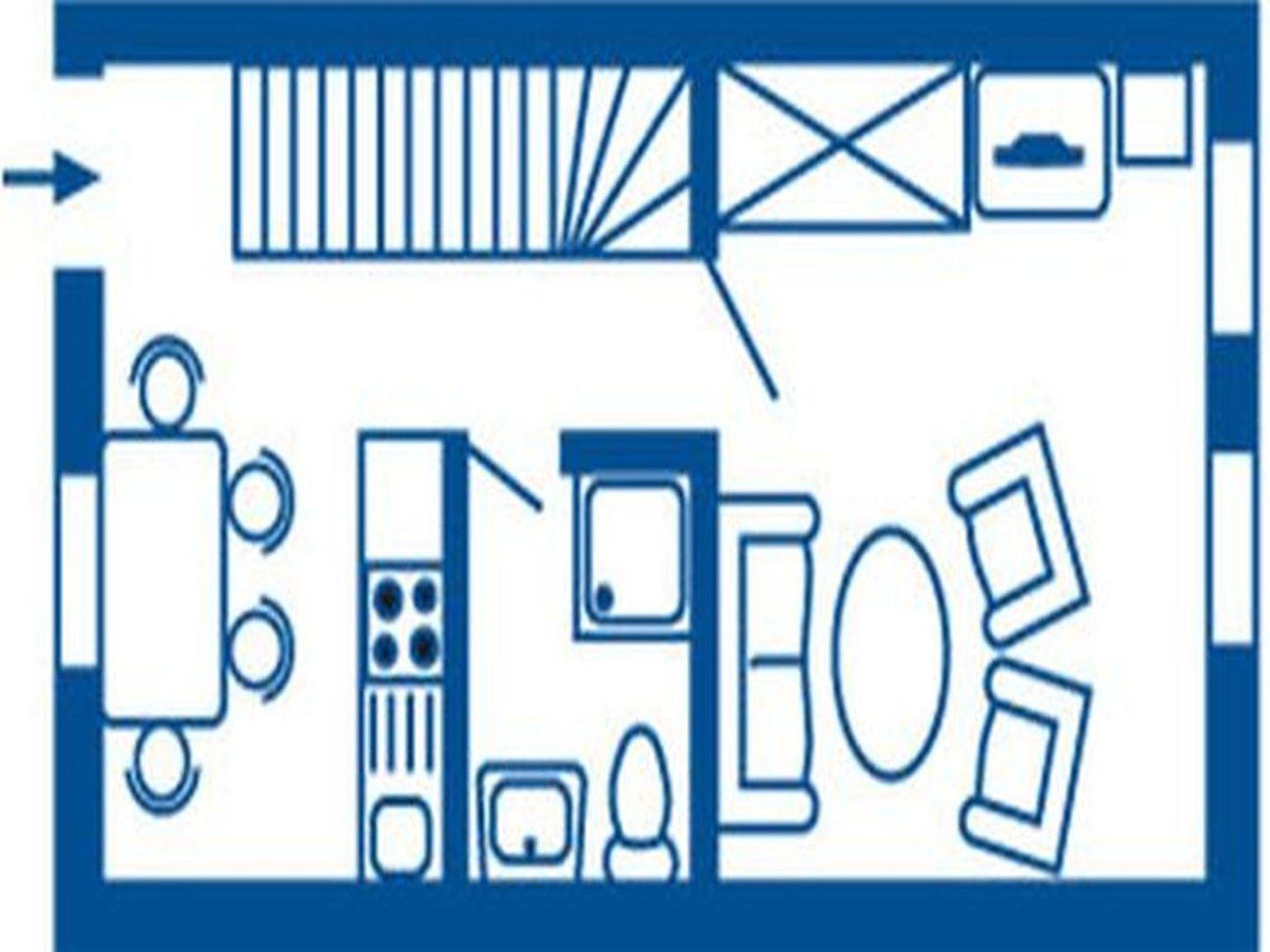 Schlafzimmer mit Dachschrägen, Schrank, Schreibtisch, Stuhl und Fenster mit Vorhang.