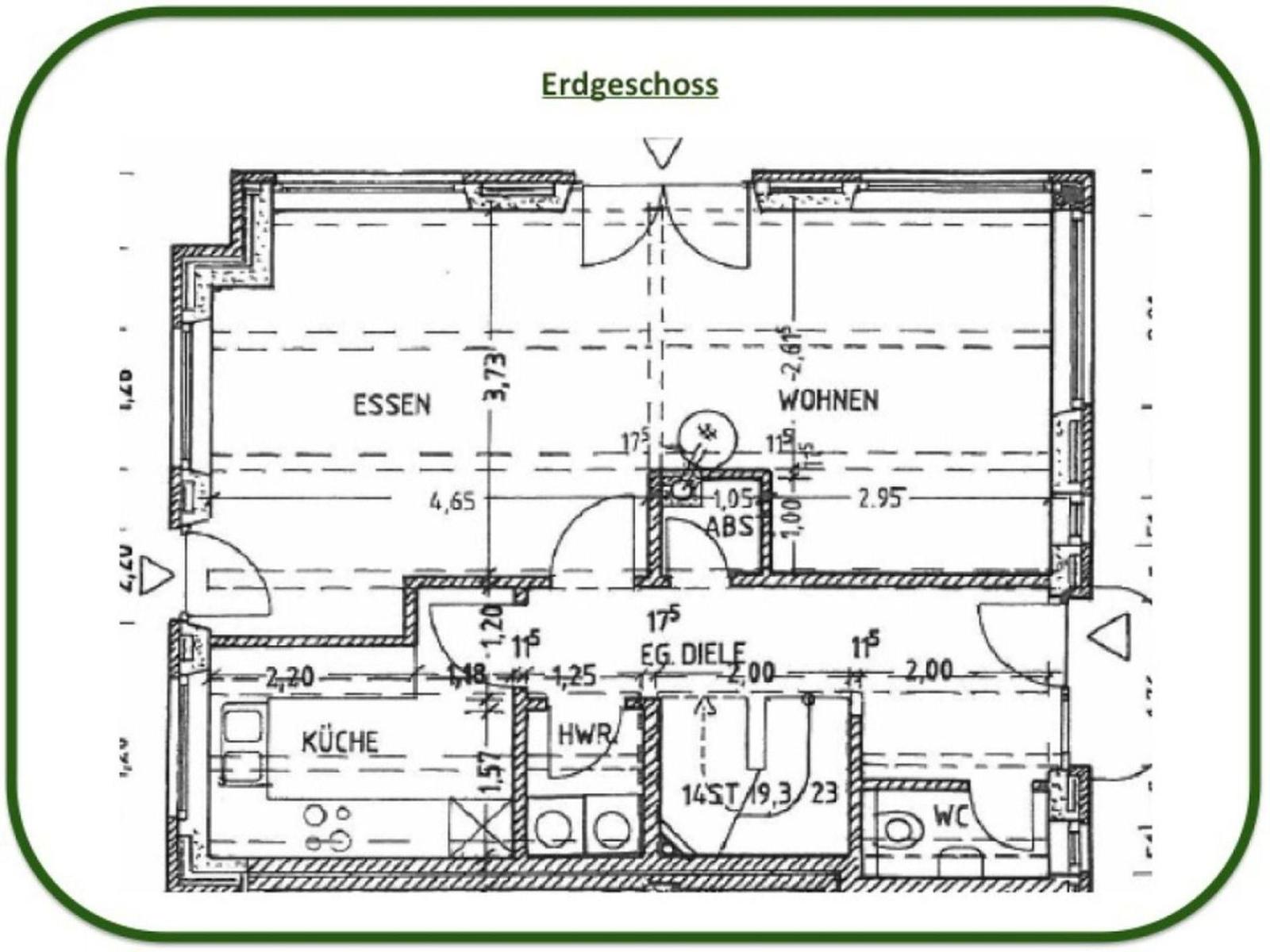 Schlafzimmer mit Dachschrägen, Bett mit buntem Quilt und weißen Nachttischen.