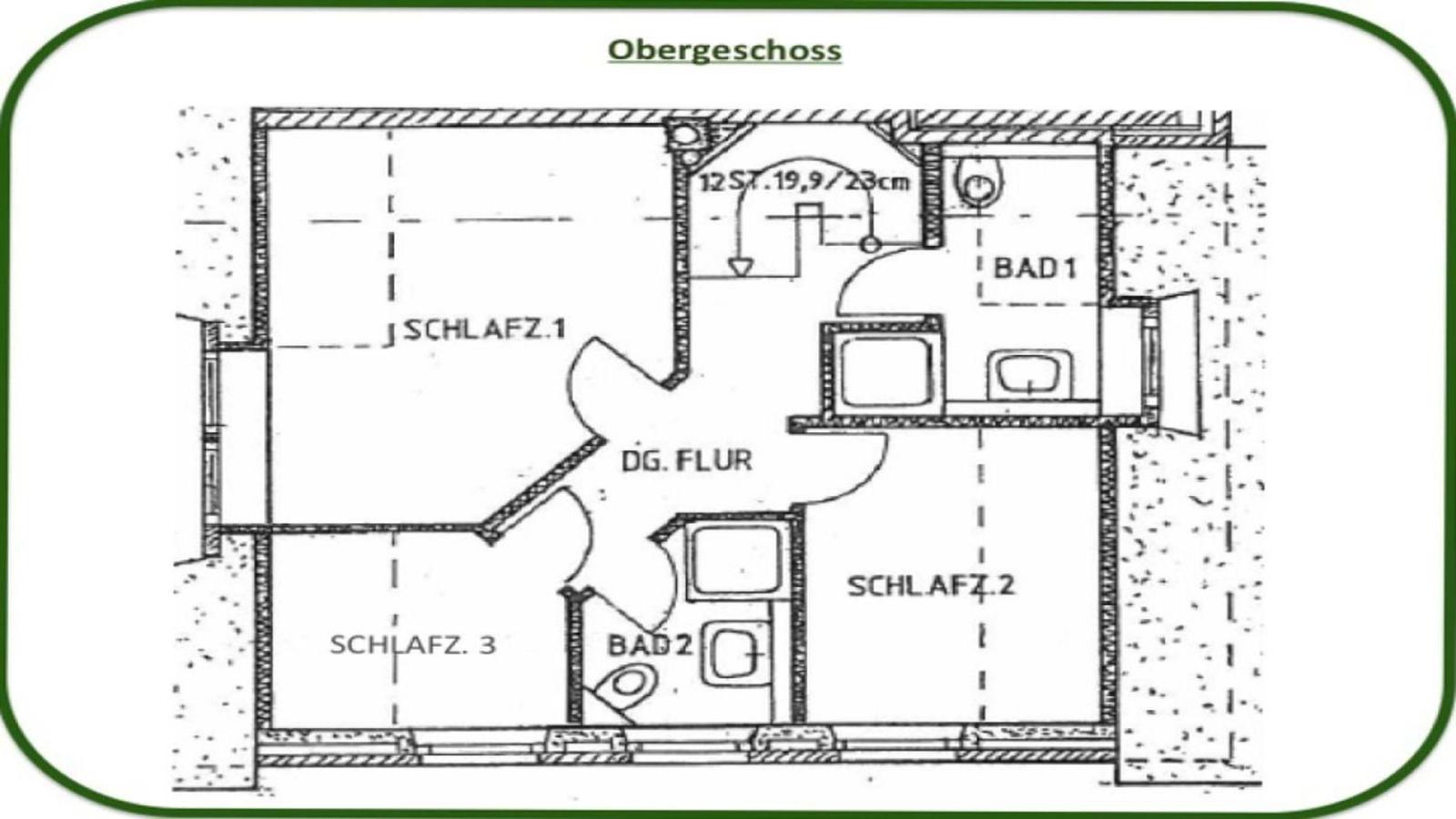 Rotes Backsteingebäude mit Strohdach und Terrasse mit Tisch, Stühlen und Strandkorb.