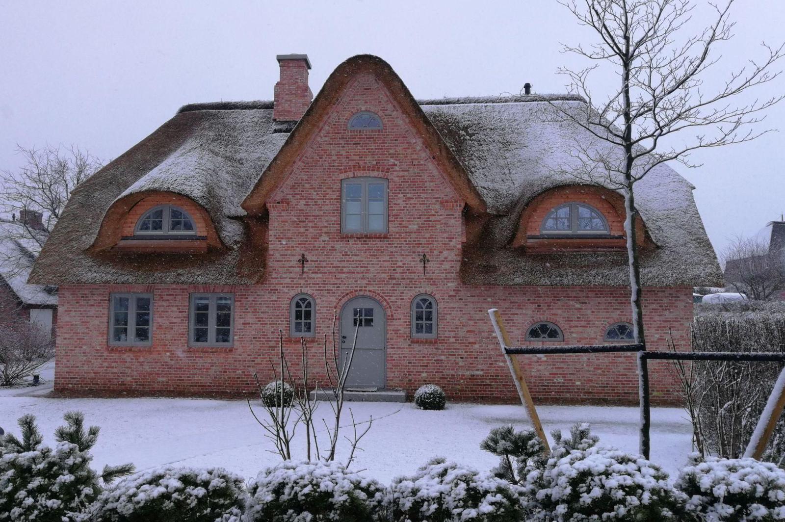 Dachgeschoss mit Schlafzimmer, Sauna und Bad. Treppenhaus und separate Toilette.