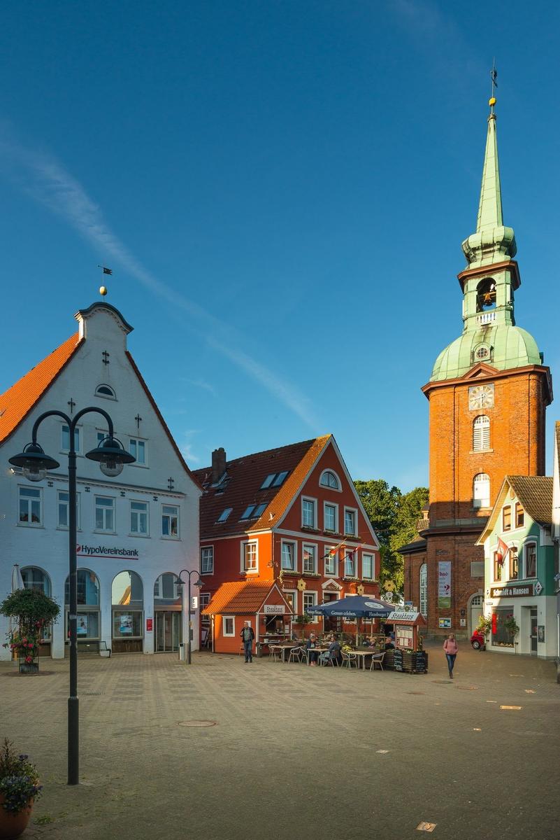 Grundriss zeigt EG mit Wohnen, Küche und OG mit Schlafzimmern und Sauna.