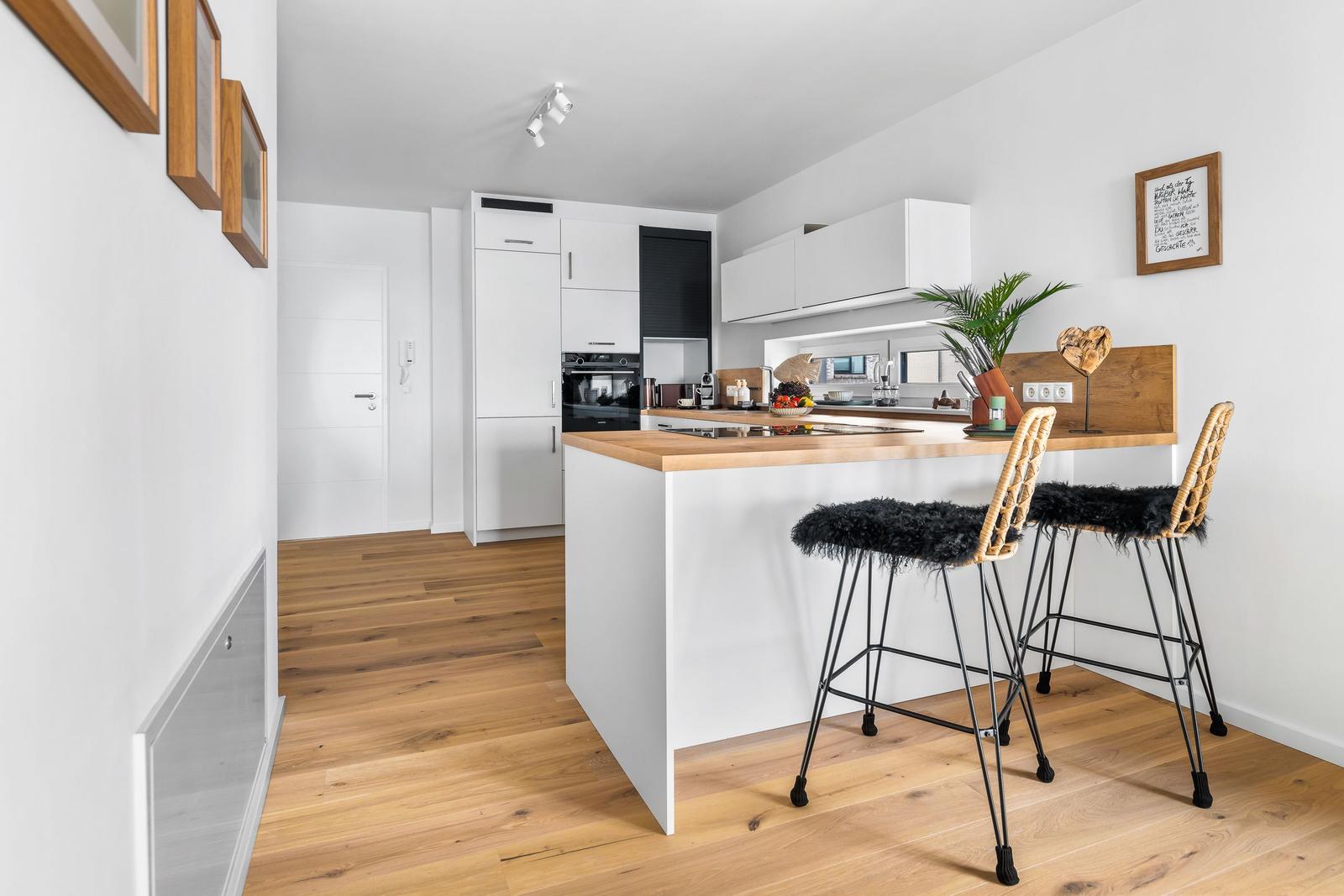 Runder Esstisch mit Stühlen, Wandbild mit Palmen, Fenster zum Meer