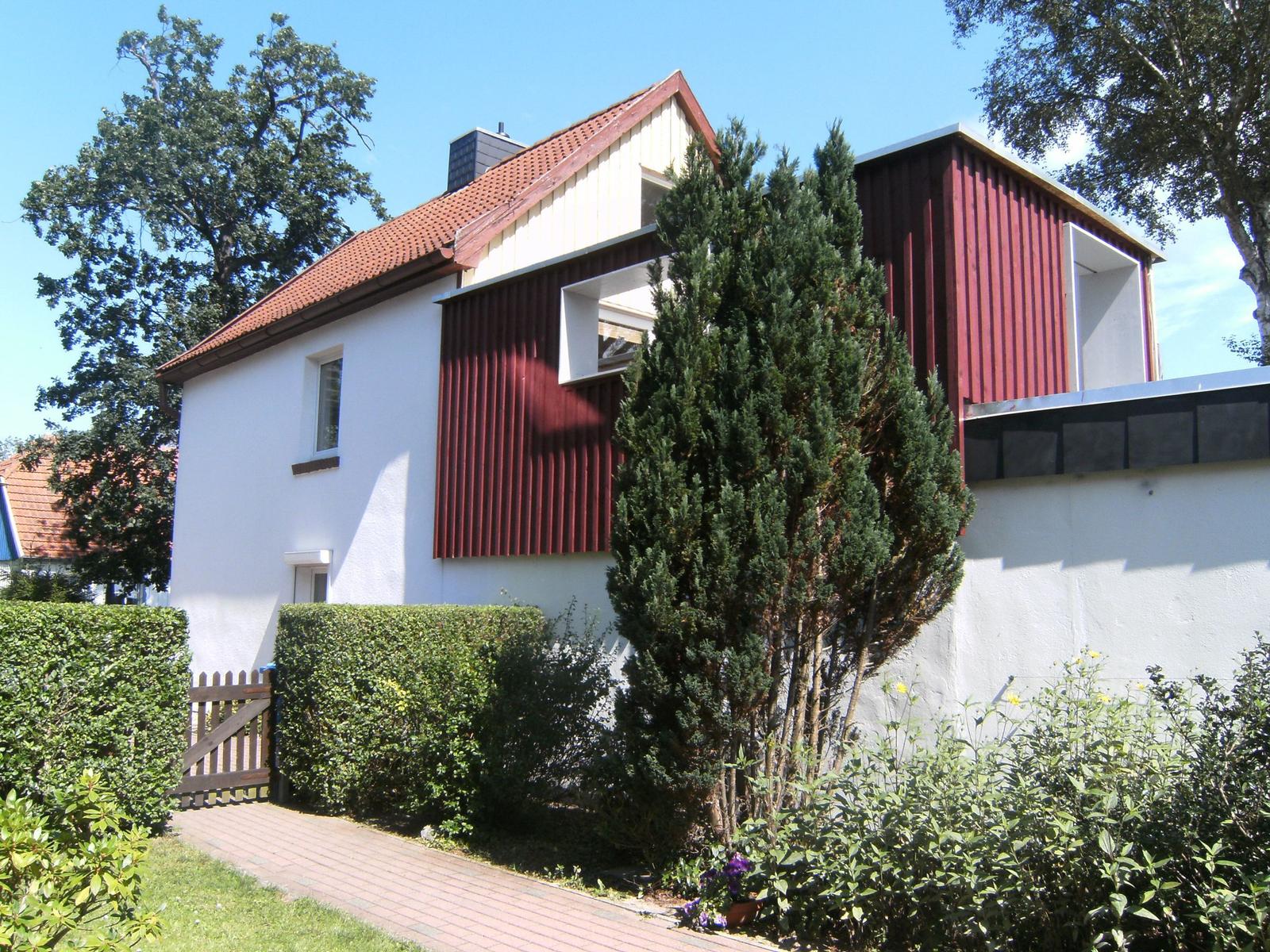 Upper floor with living area, dining, kitchen, bathroom, and rooftop terrace.