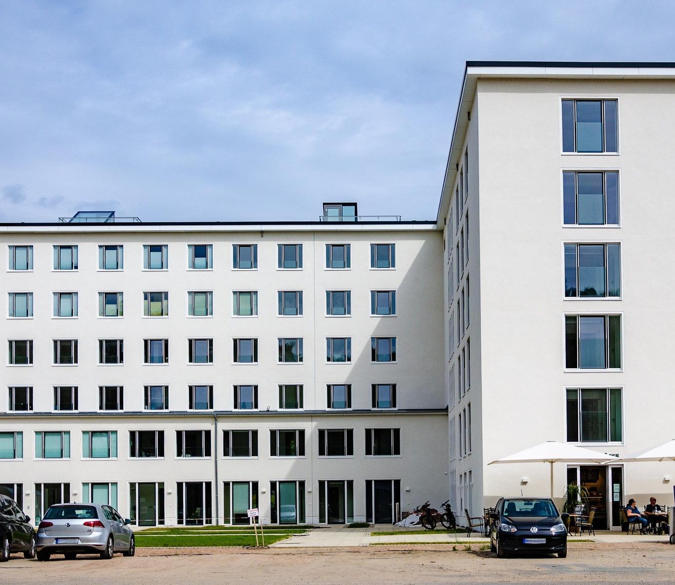 Wohnung mit zwei Schlafzimmern, Küche, Bad und Balkon. Modern eingerichtet.