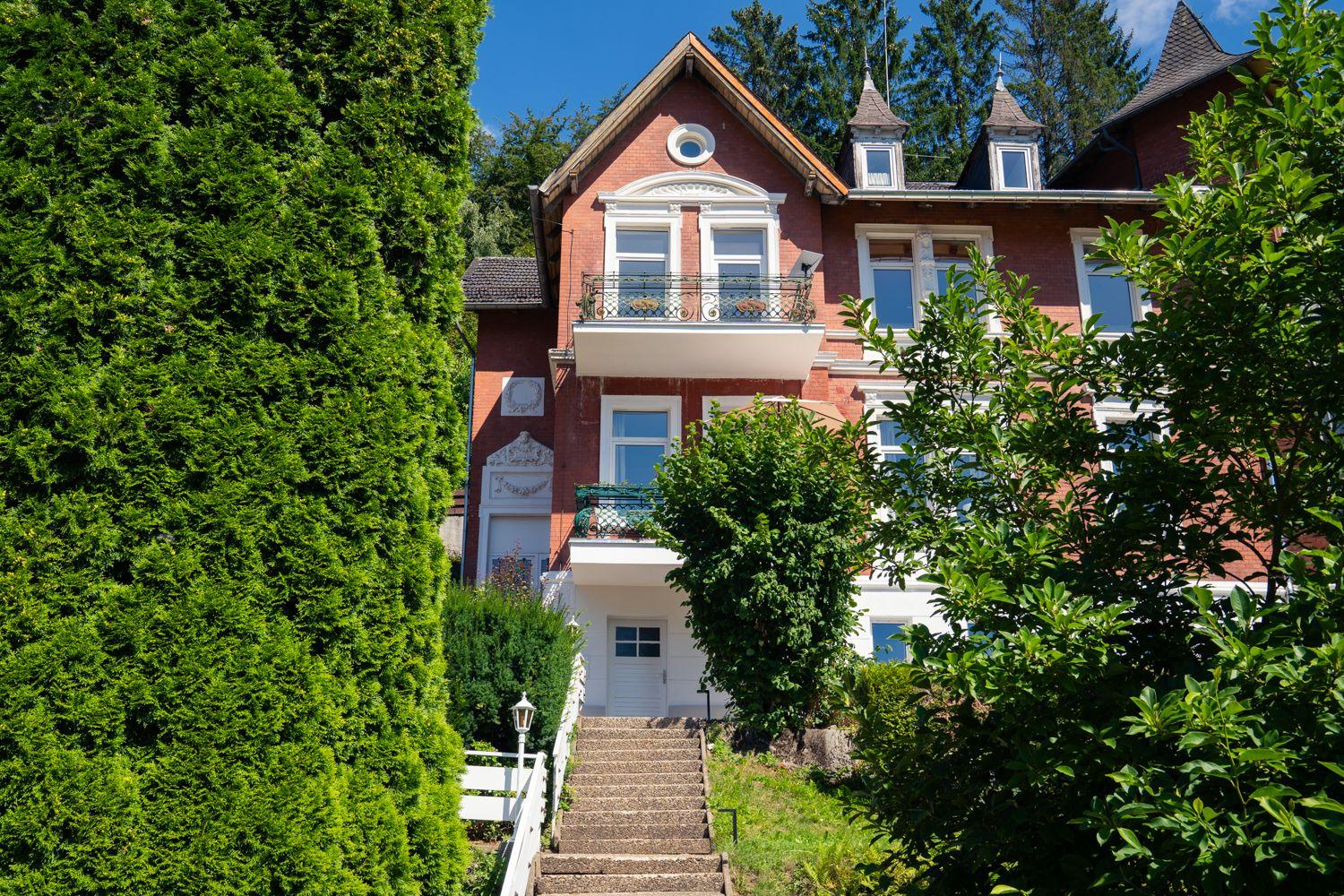 Frontalansicht auf die Villa