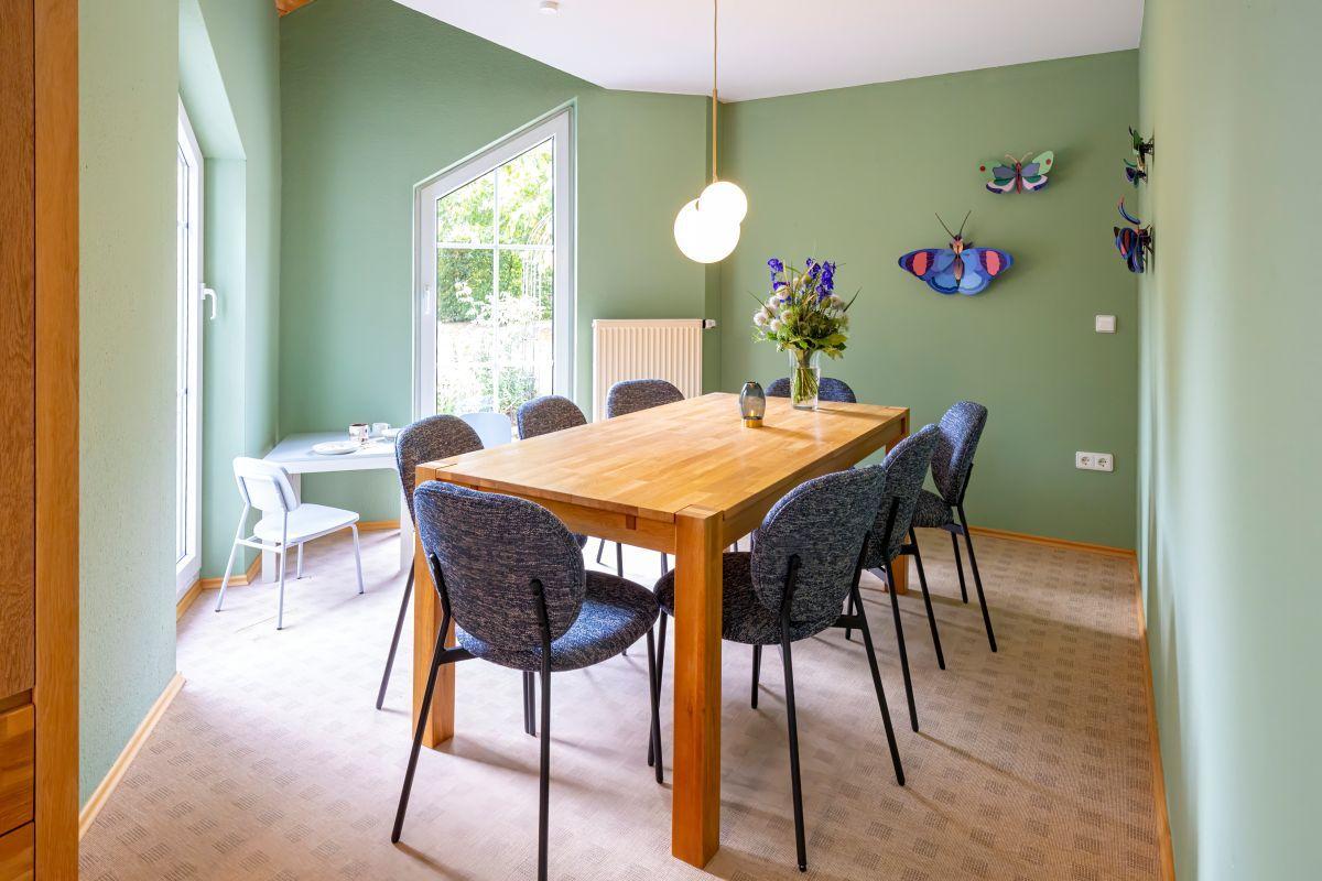 Lichtdurchflutetes Esszimmer mit Gartenblick