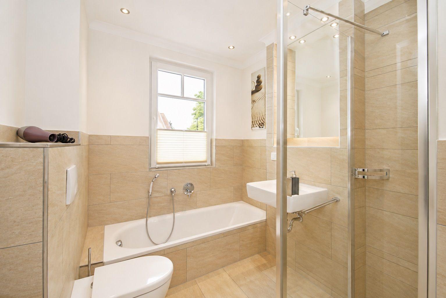 Bad mit Badewanne, Dusche und Waschbecken. Fenster mit Jalousie.