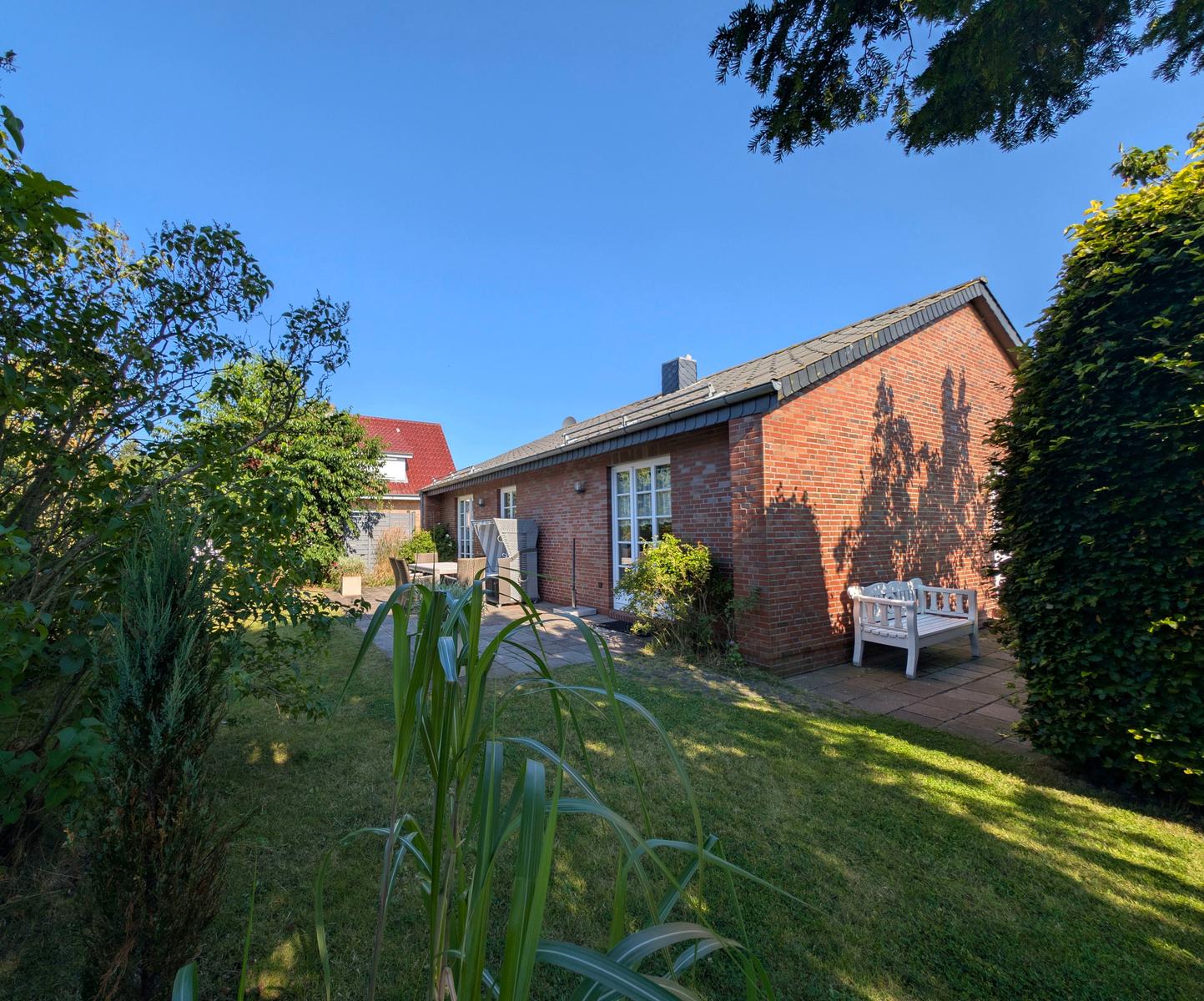 Wyk auf Föhr: Freistehendes Haus in Boldixum auf großem Grundstück, mit Sauna und Kachelofen.
