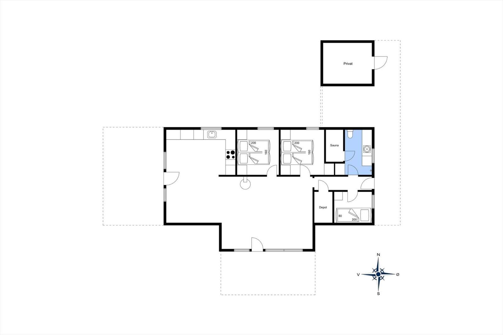 Dorfhaus mit strohgedecktem Dach und Holzverkleidung auf grünem Grundstück.