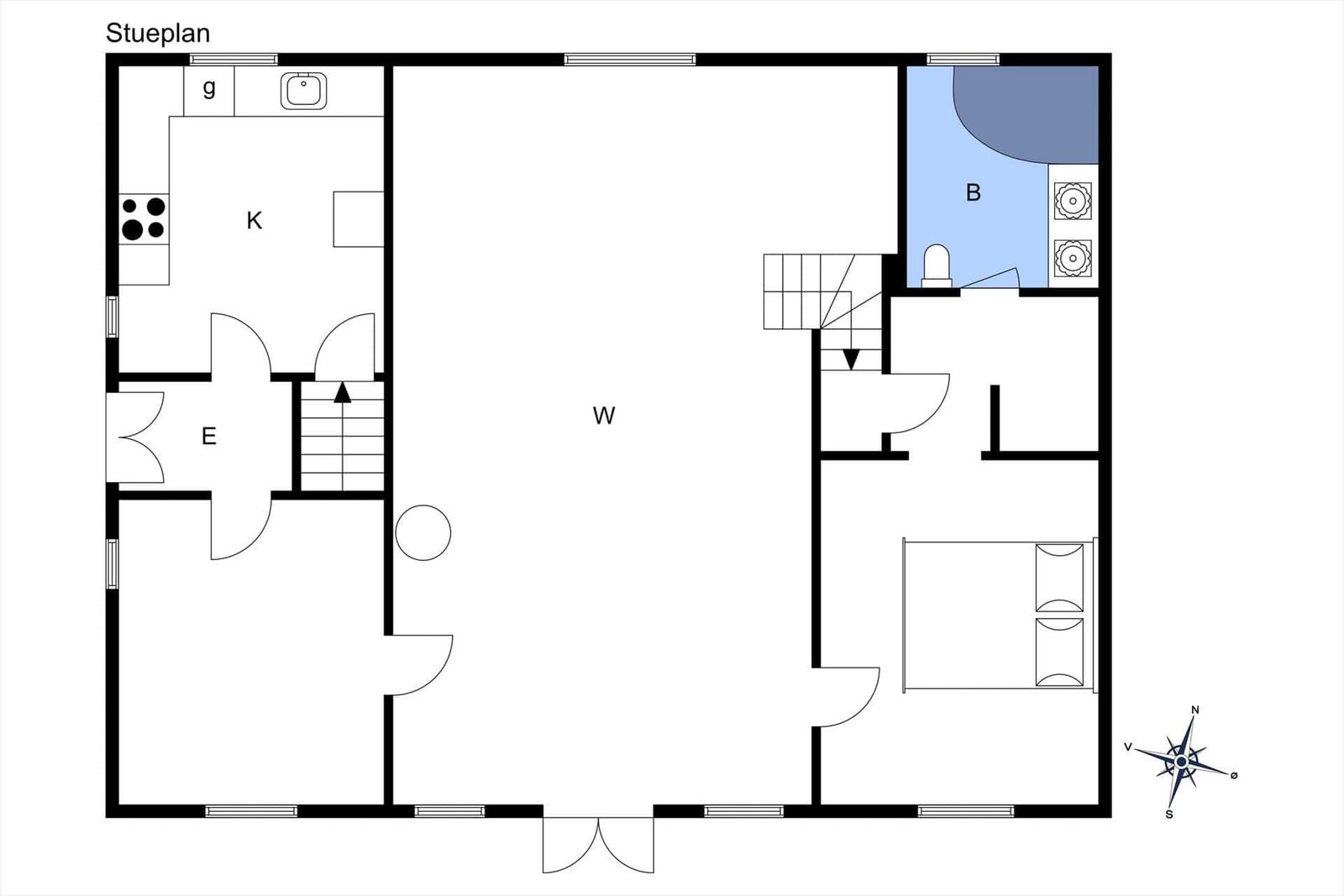 Erdgeschossplan mit zwei Schlafzimmern, Bad und Treppe zur oberen Etage.