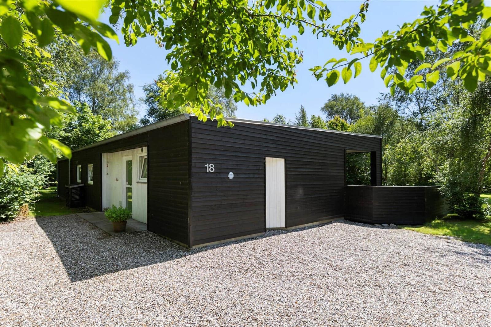 Funktionaler Grundriss mit Schlafzimmern, Küche und überdachter Terrasse.