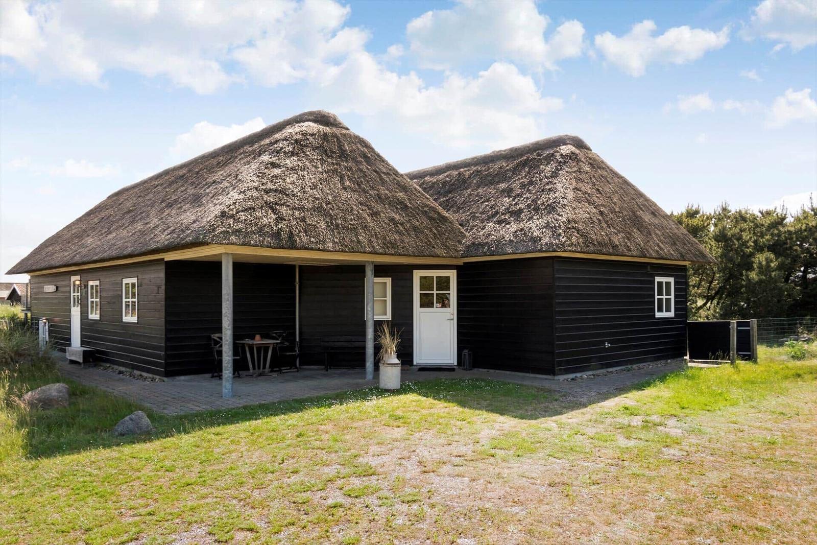 Gebäudegrundriss mit Sauna, Schlafzimmern und Küche. Richtungskompass eingezeichnet.