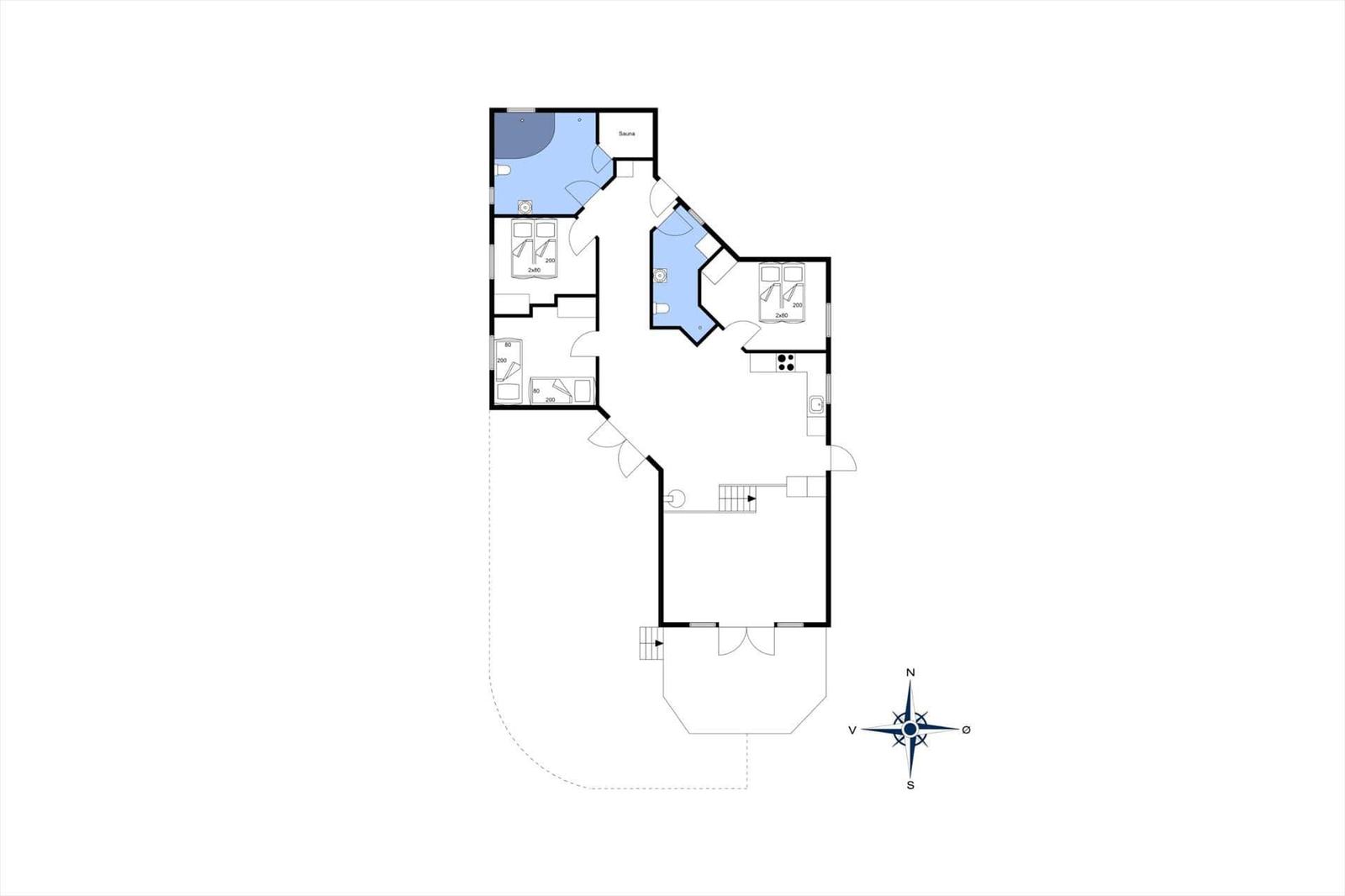 Schlafzimmer mit Bett, Fenster, Kleiderschrank und Spiegel an der Wand.