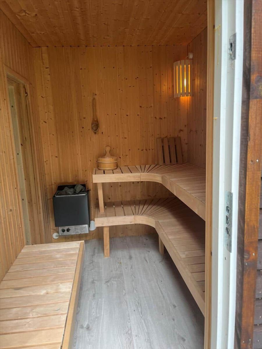 Wohnung mit zwei Schlafzimmern, Küche und Bad. Raumübersicht mit Möbelangaben.