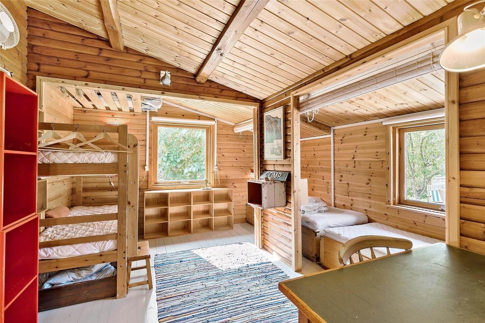Badezimmer mit Toilette, Waschbecken und Dusche. Blaue Handtuch und Toilette.