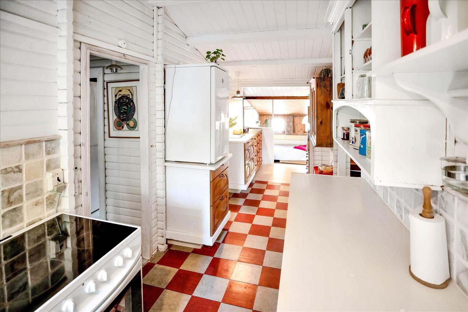 Schlafzimmer mit Holzboden, Bett, Stuhl und Wandbild.