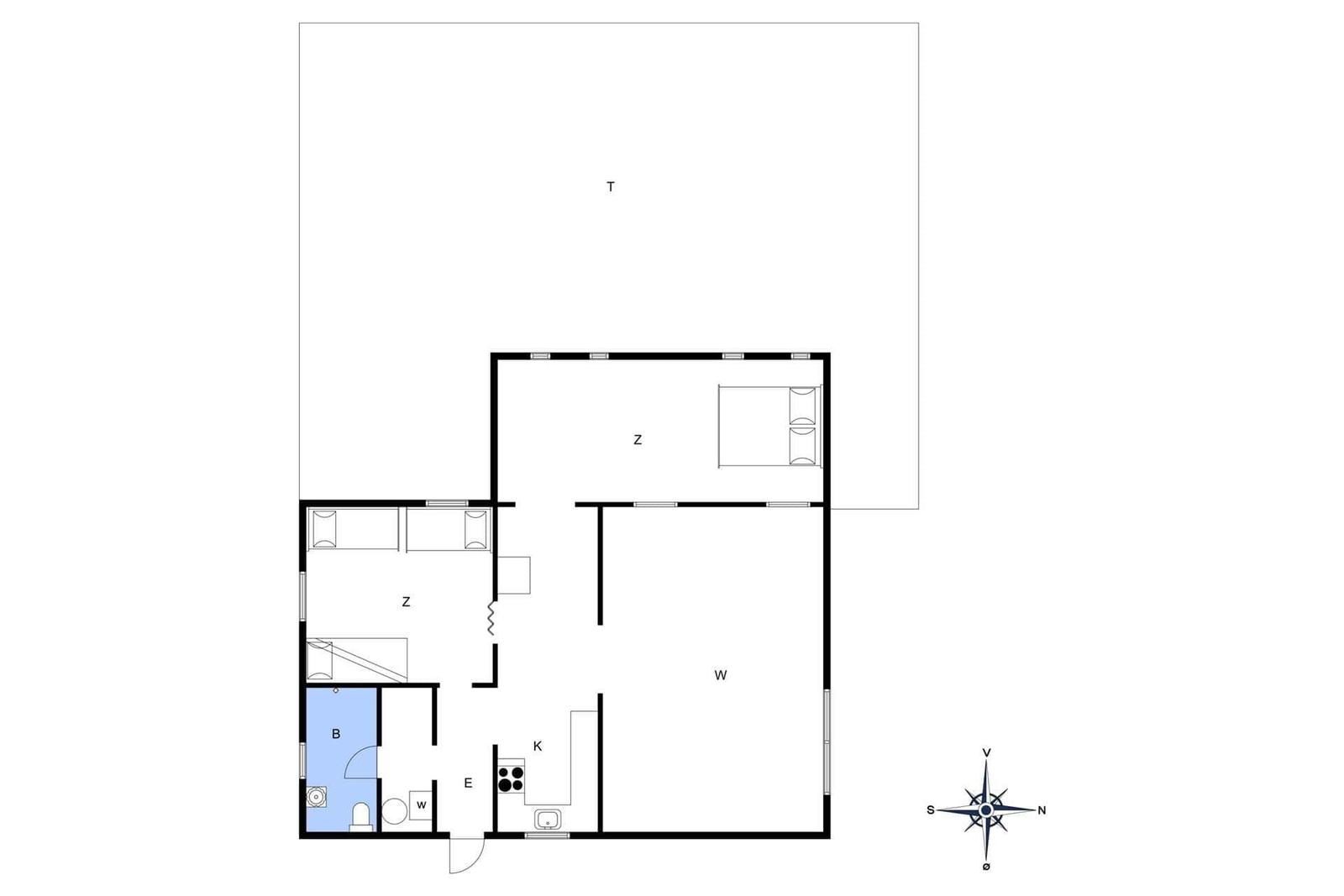 Schlafzimmer mit zwei Betten, Holzdecke und Fenster. Tür führt auf Terrasse.