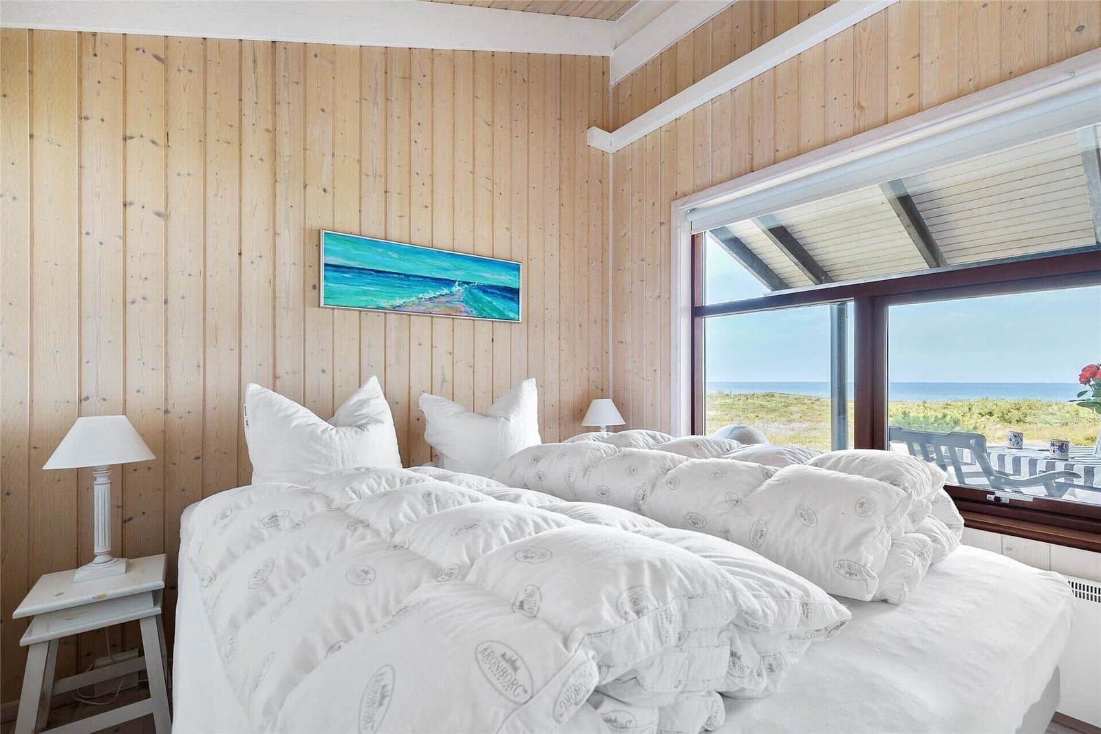 Küche mit Holzdecke, Arbeitsplatte und Bücherregal unter der Theke.