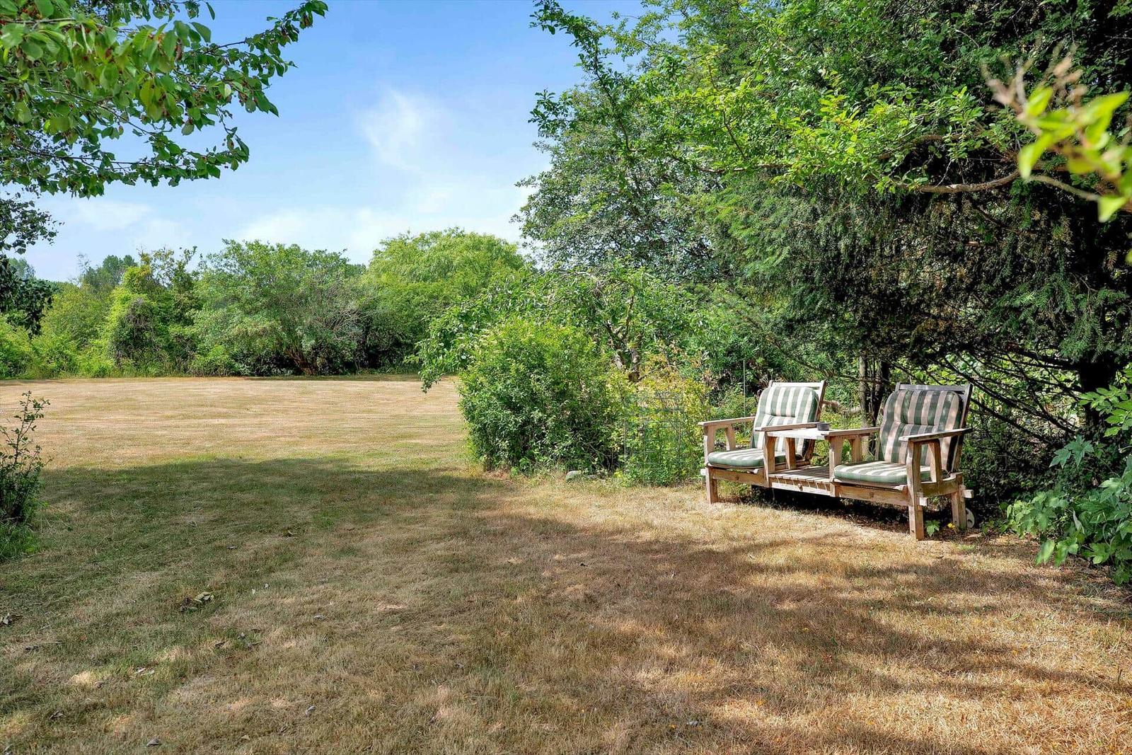 Moderne Holzhütte mit Garten und Grillplatz im Wald