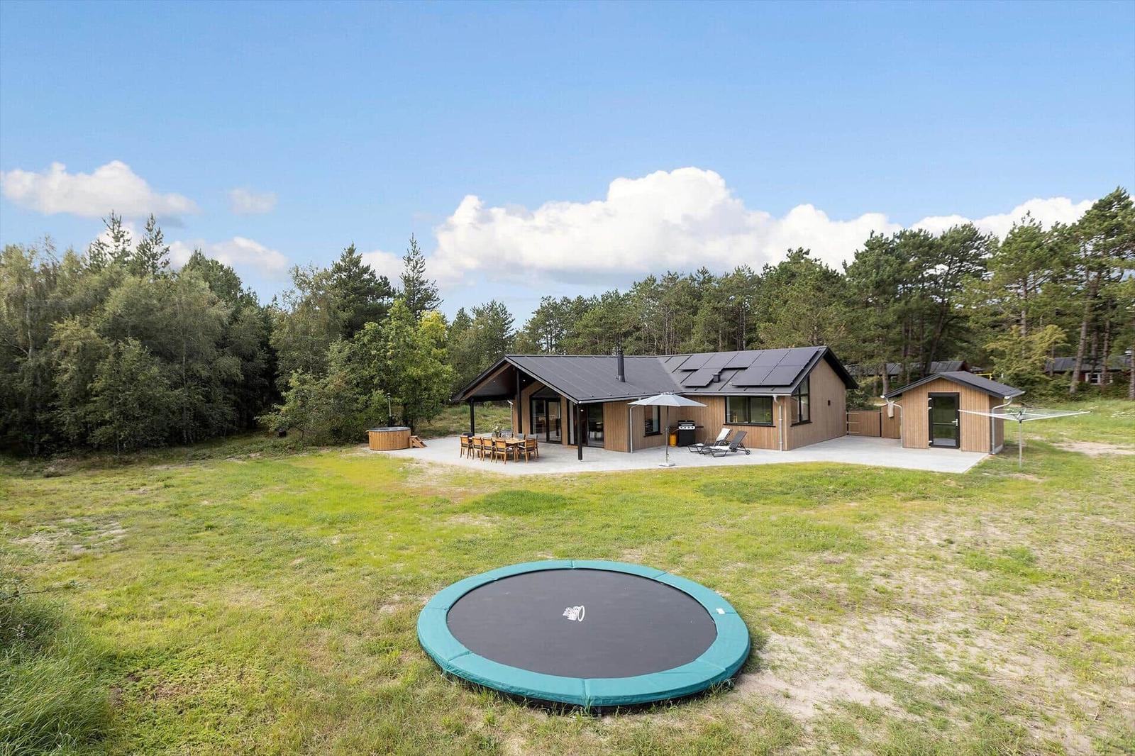 Haus mit Garten und Pool in Waldnähe. Blick auf See und Felder.