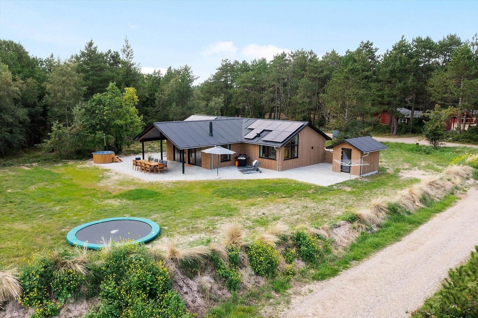 Moderne Villa mit Terrasse, Whirlpool und Trampolin in Waldnähe mit Meerblick.