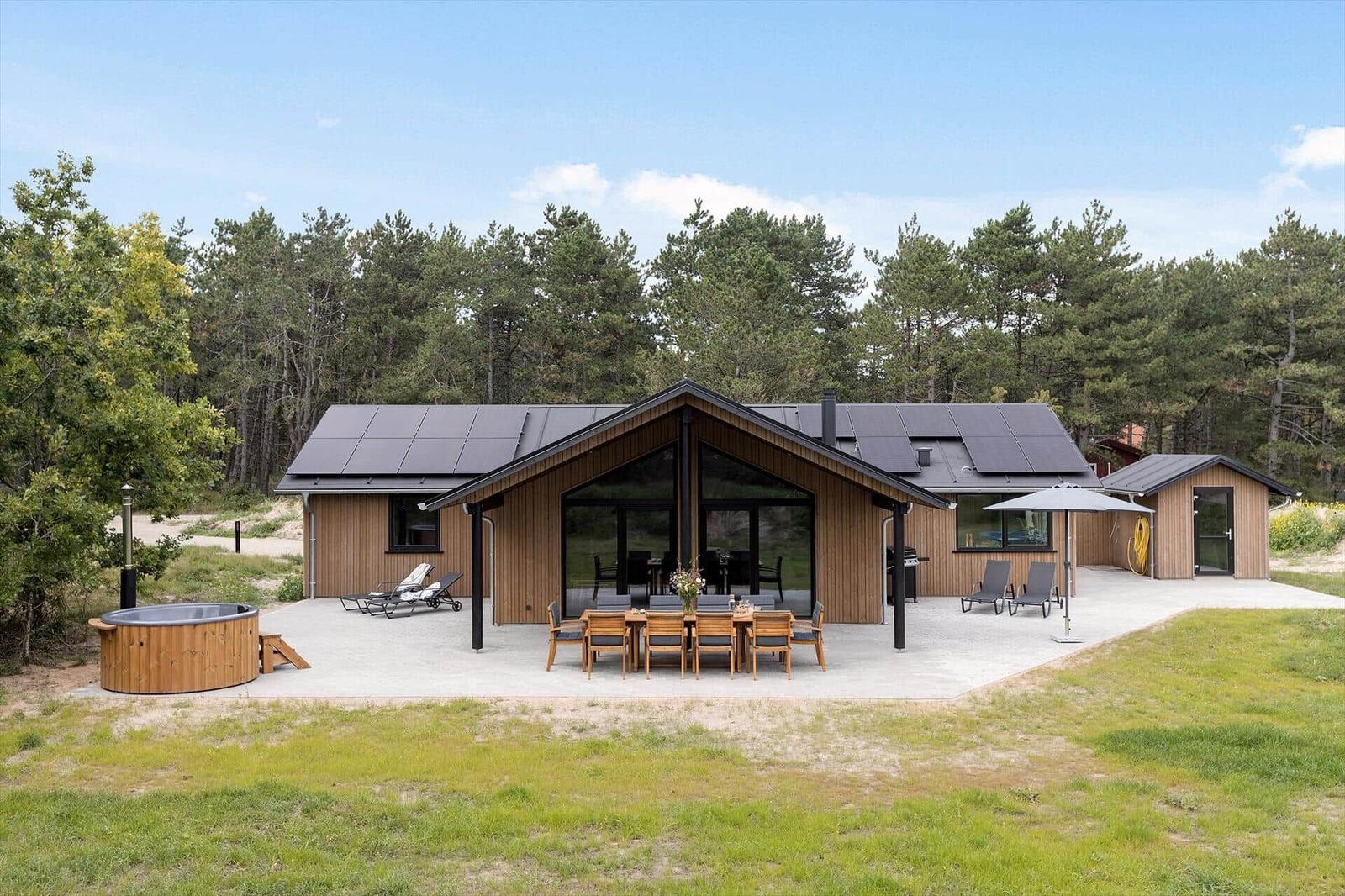 Haus mit Garten und Pool in Waldnähe, Blick auf Fluss und Felder.