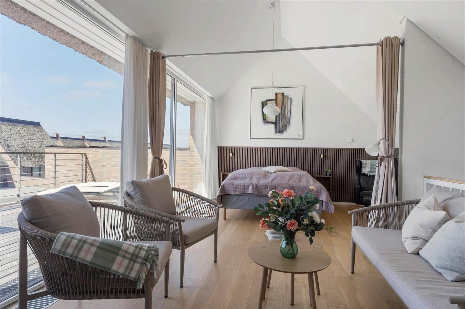 Esszimmer mit Tisch und Stühlen. Schlafzimmer mit Bett und Blumen.