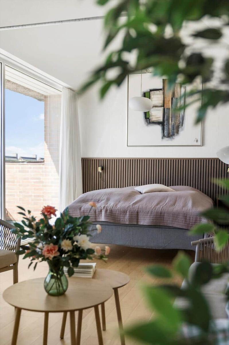 Stueplan zeigt zwei Schlafzimmer, Küche und Bad. 1. Sal mit Treppe.