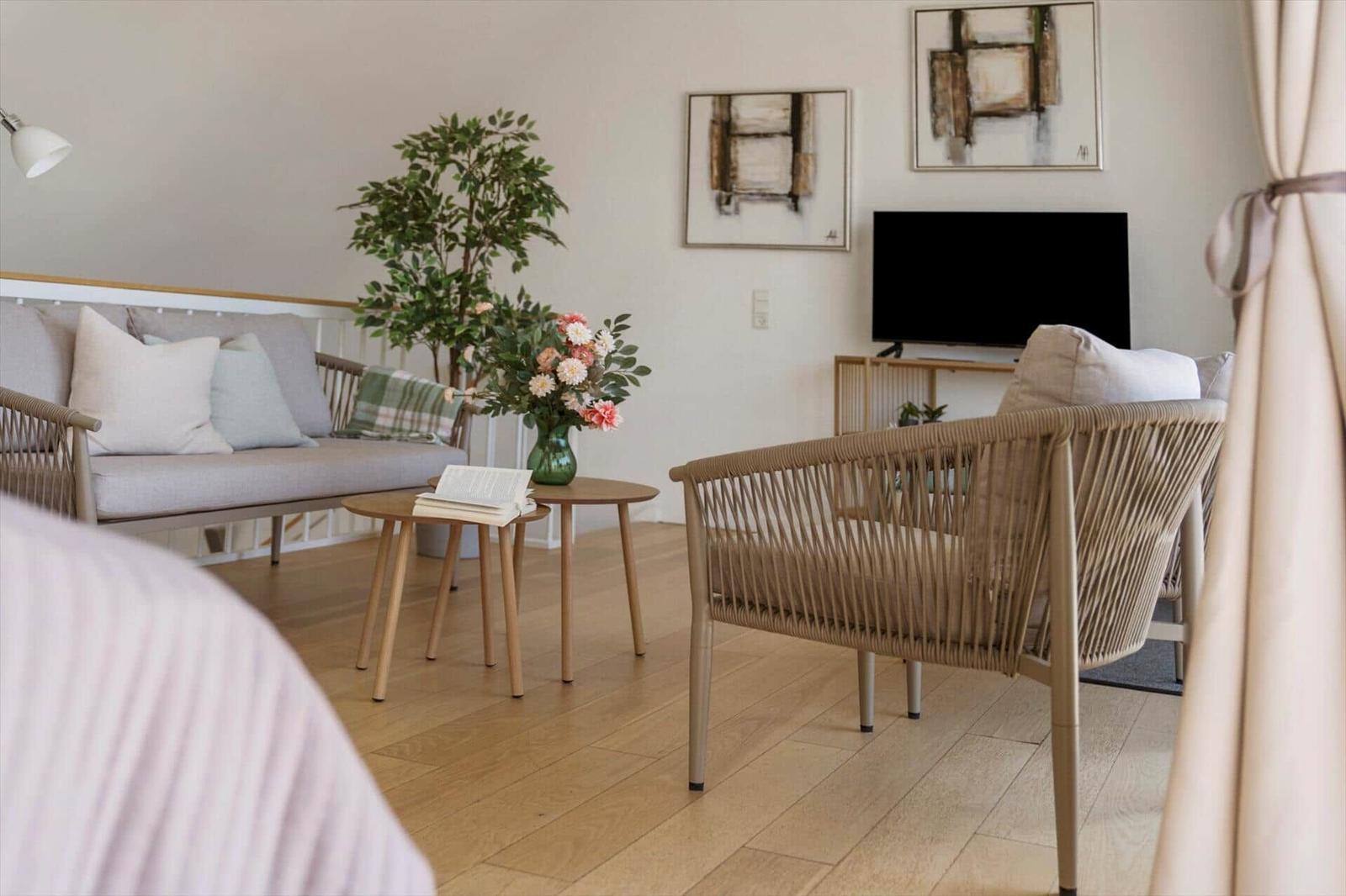 Rundes Esszimmer mit braunen Stühlen und Glasfront zum Garten.