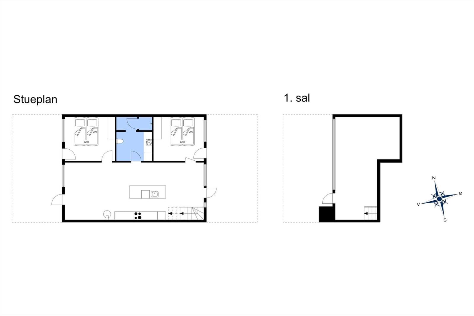 Wohnzimmer mit Sofa, Sesseln, Fernseher und Pflanzen. Holzboden und große Fenster.