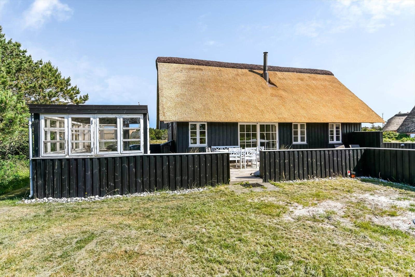 Badezimmer mit Badewanne, Waschbecken und schwarz-weißem Bodenfliesenmuster.