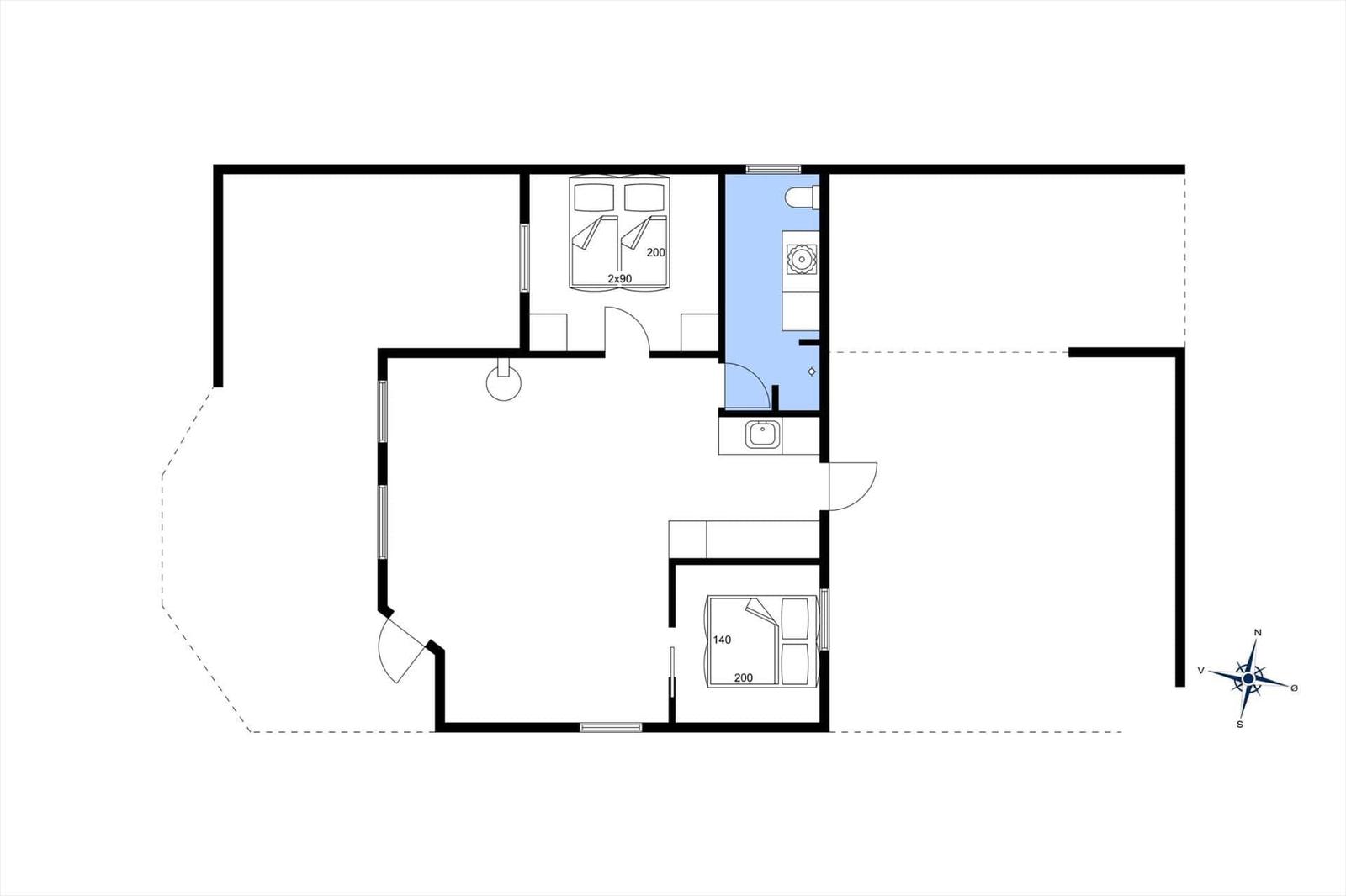 Zwei Schlafzimmer mit Fenstern und Bad. Kompass zeigt Himmelsrichtungen.