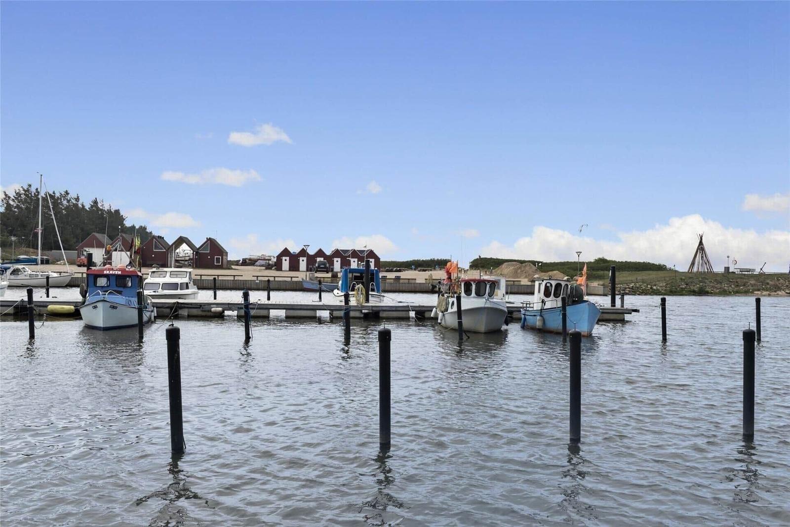 Hafen mit Booten und Steg unter klarem Himmel