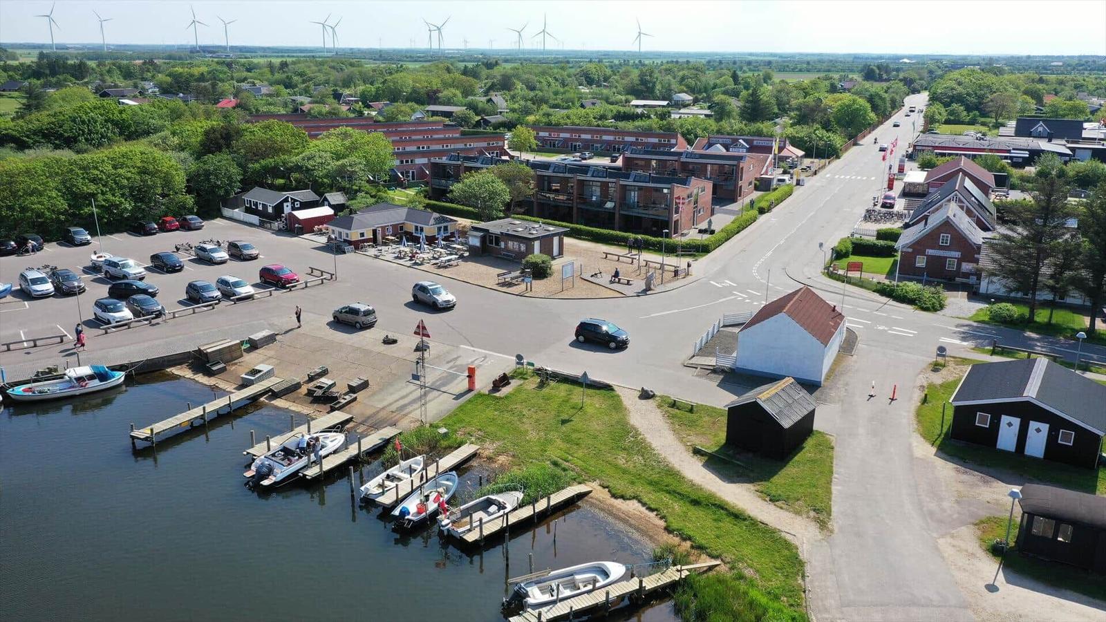 Sonnenuntergang über Hafen mit Booten und Steg