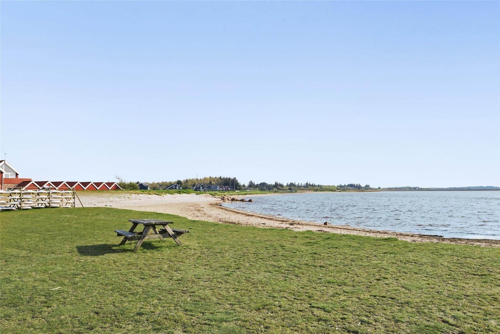 Haus mit rotem Dach in Ferienort an Wasser