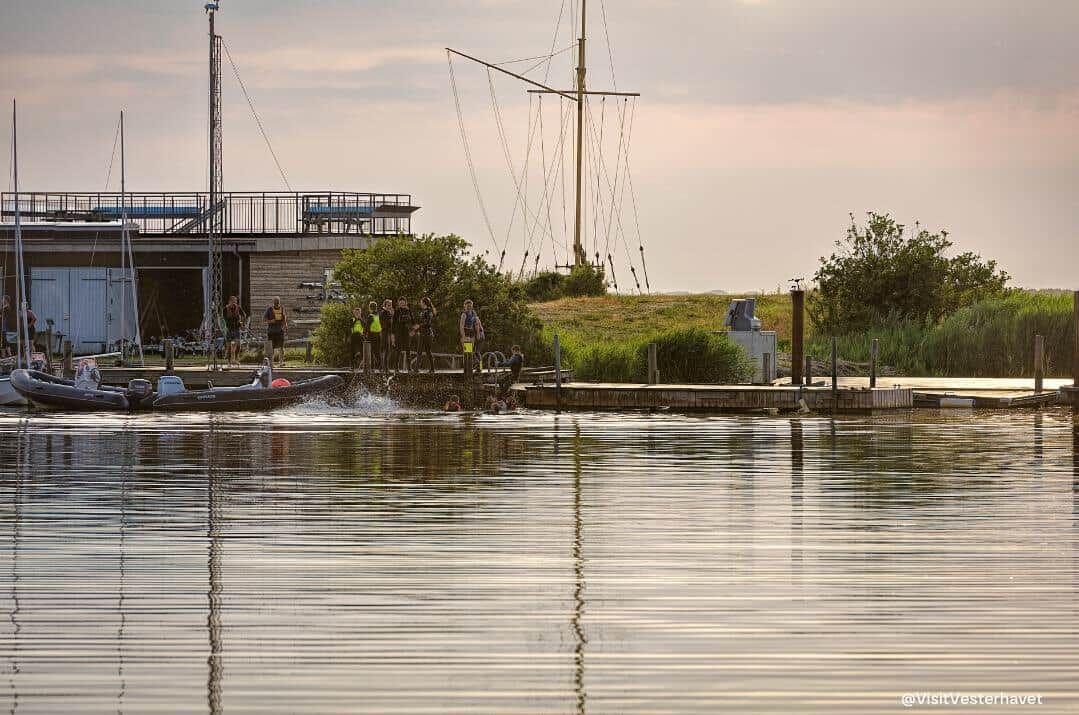 Hafen mit Booten und Restaurant am Wasser.