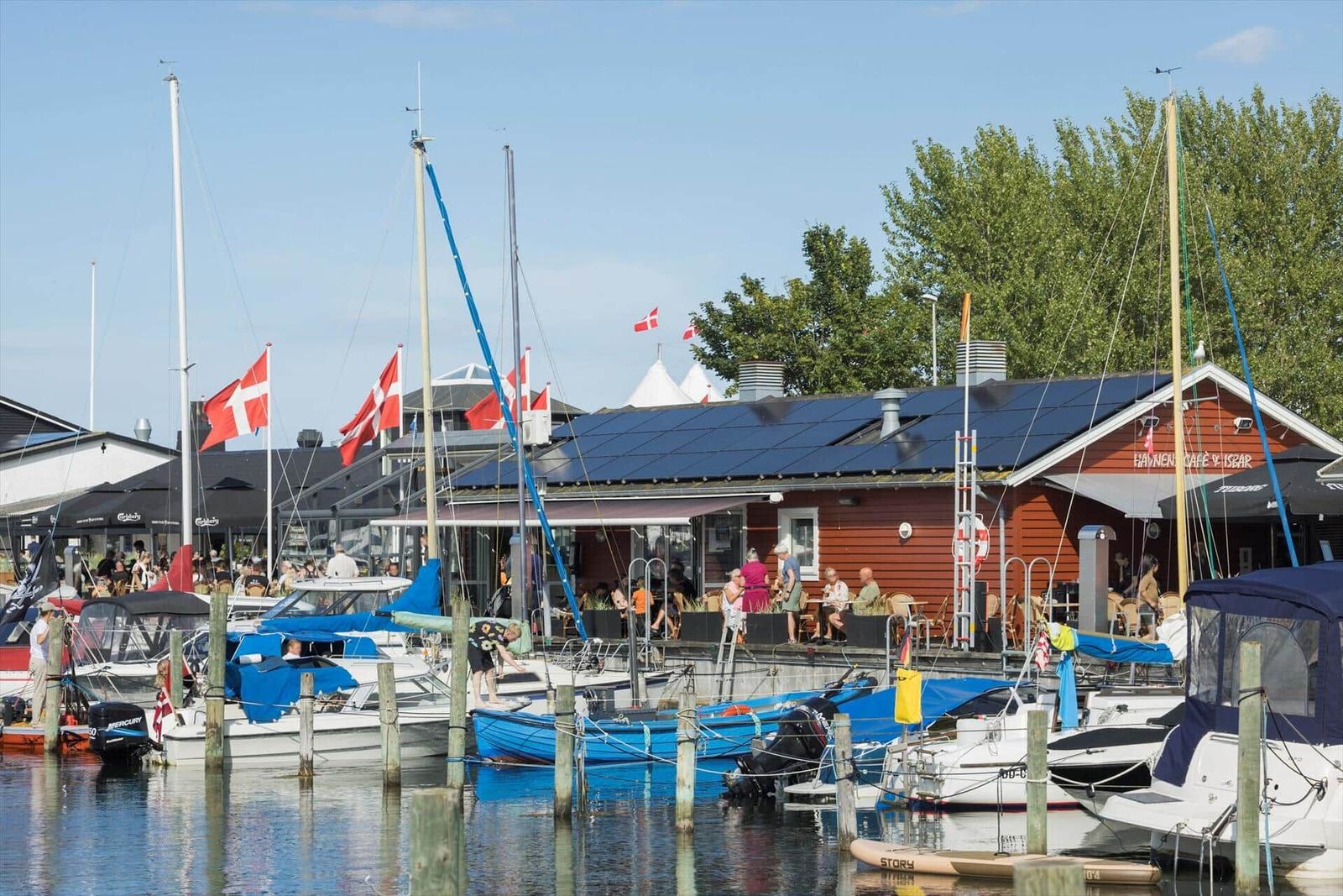 Hafen mit Booten, Strand und Campingplatz an der Küste