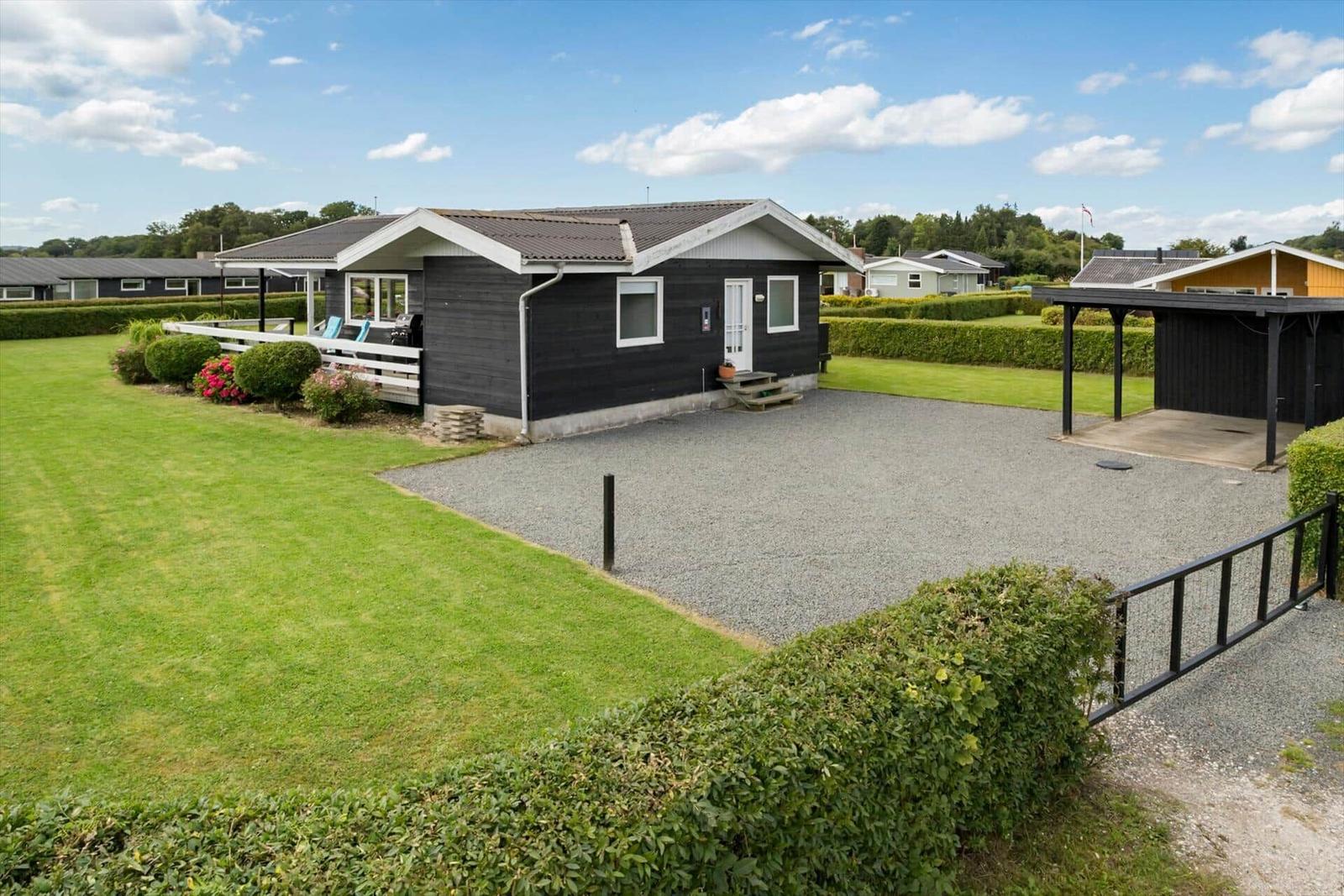 Haus mit Terrasse, Garten und Sitzgelegenheiten. Nummer 306.