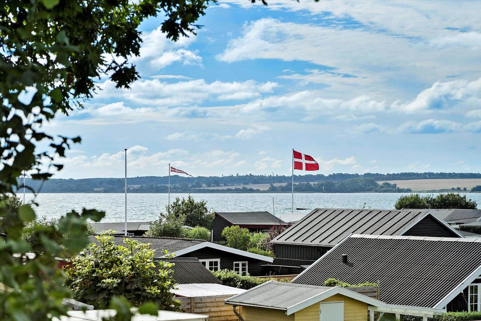 Hafen mit Booten, Strand und Campingplatz an der Küste