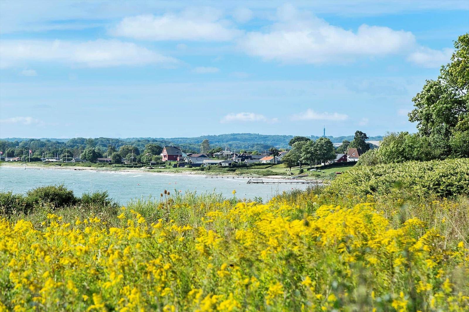 Großer Spielplatz mit Rutsche, Klettergerüst und Skatepark am See