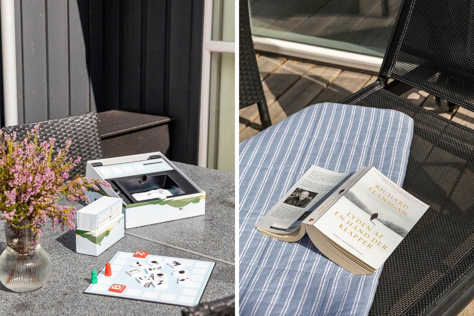 Collage: Brettspiel auf Steintisch und Buch auf Liege mit blau-weißer Auflage.