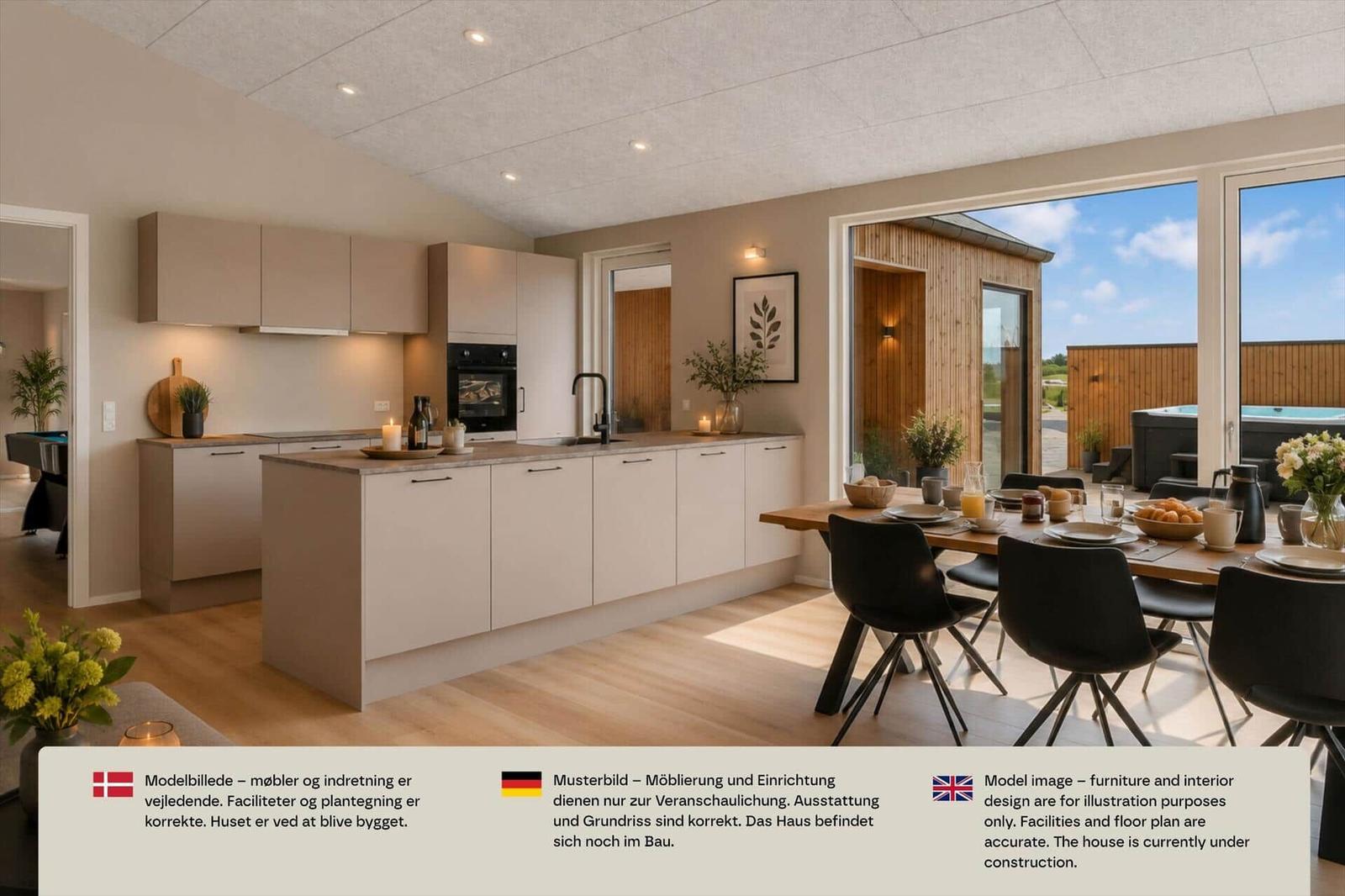 Helle Küche mit Kochinsel, Esstisch und Blick auf Terrasse mit Whirlpool.
