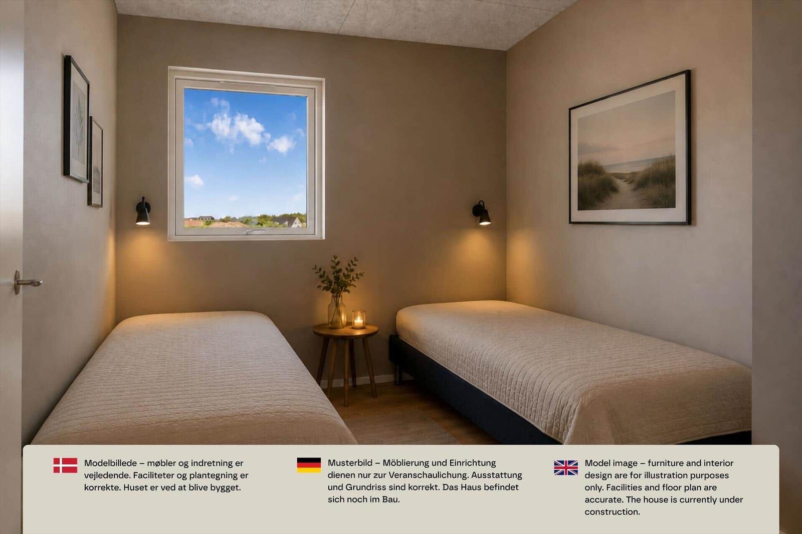 Schlafzimmer mit zwei Einzelbetten, rundem Holztisch und Wandlampen am Fenster.
