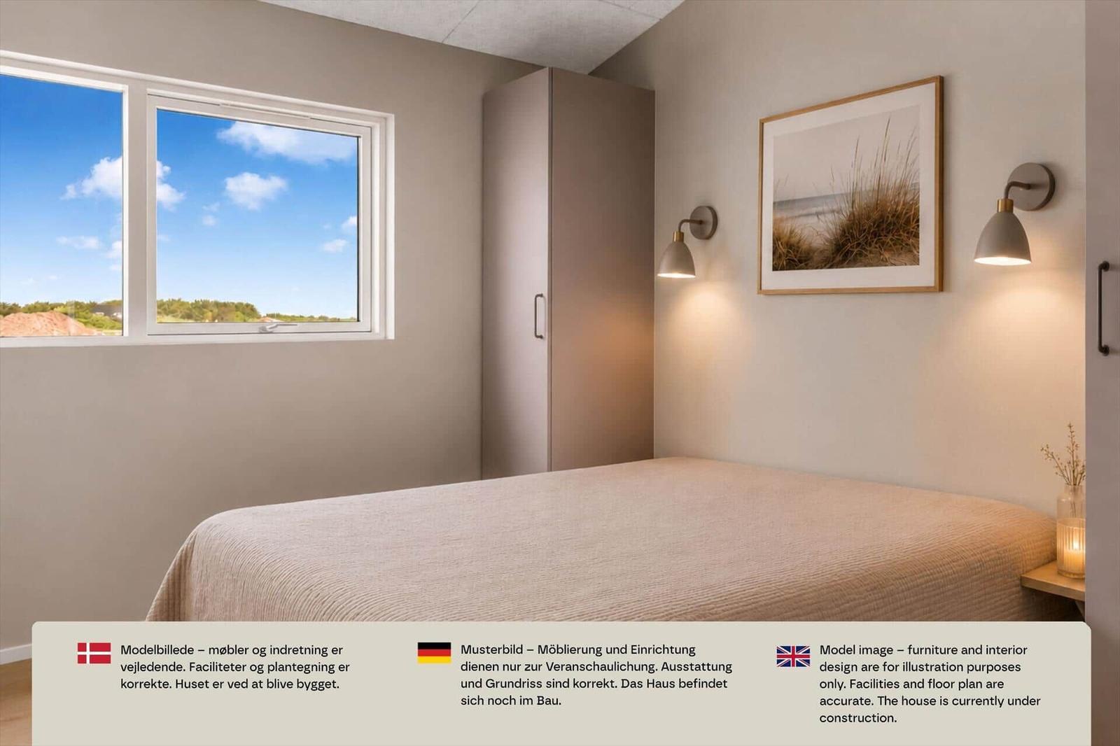 Schlafzimmer mit beigem Doppelbett, Wandlampen, grauem Schrank und Fenster.