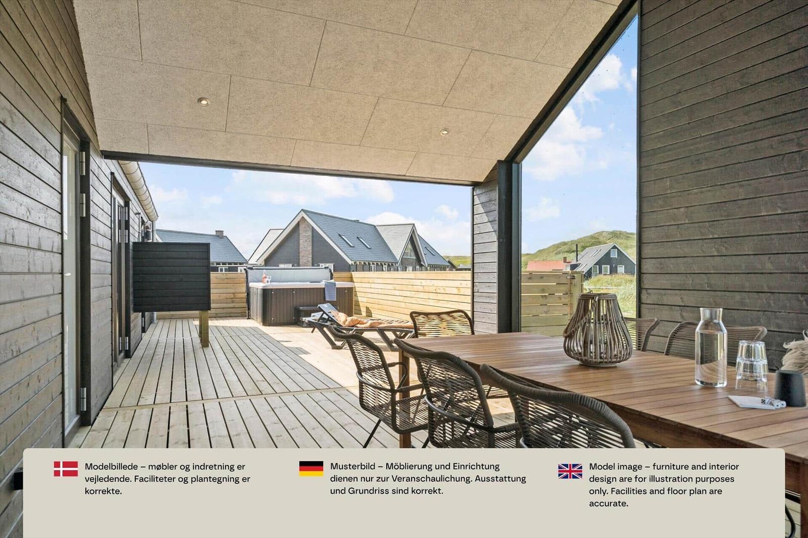 Holzterrasse mit Esstisch, geflochtenen Stühlen, Whirlpool und Liege vor Nachbarhäusern.