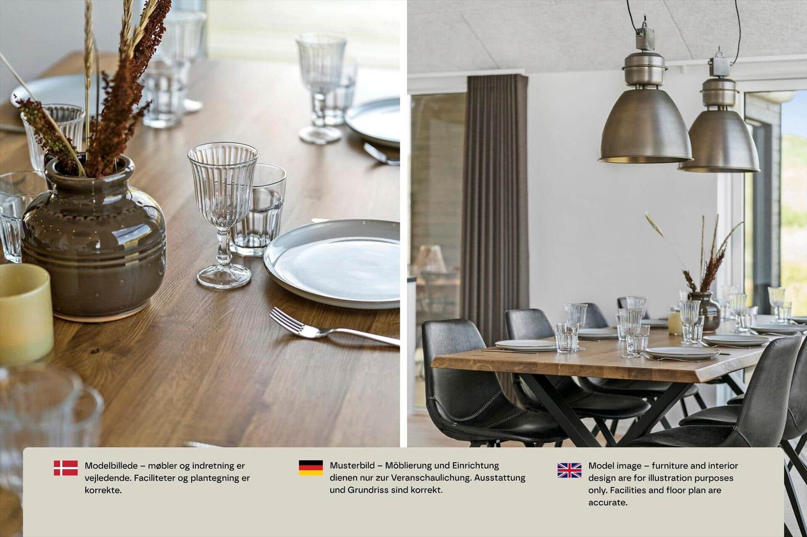 Gedeckter Holzesstisch mit schwarzen Stühlen und zwei runden Pendelleuchten.