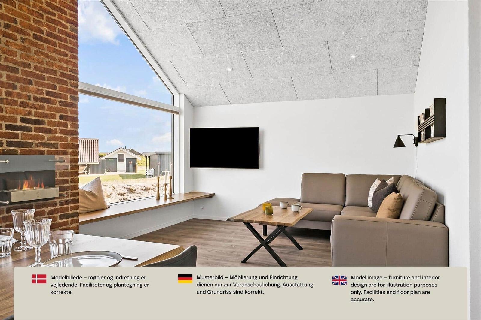 Wohnzimmer mit braunem Ecksofa, Holztisch, Wand-TV und Kamin in Backstein.