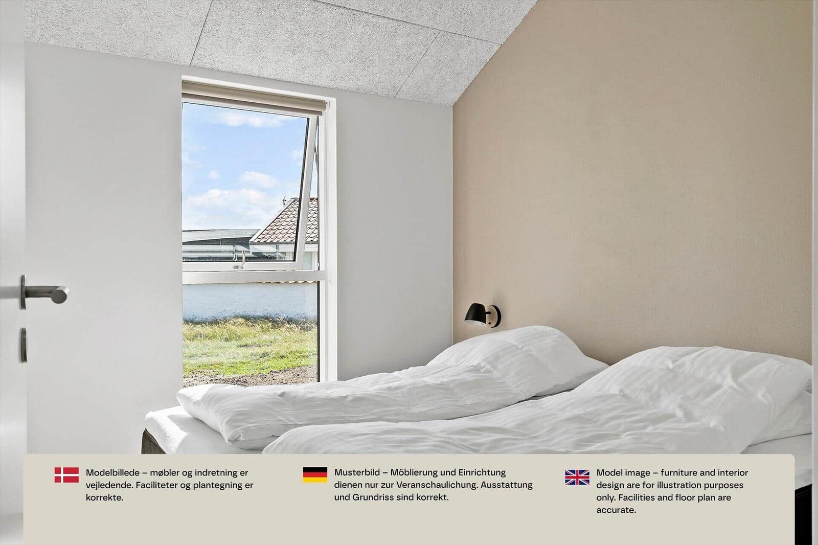 Schlafzimmer mit Doppelbett, weißer Bettwäsche, Wandlampe und gekipptem Fenster.