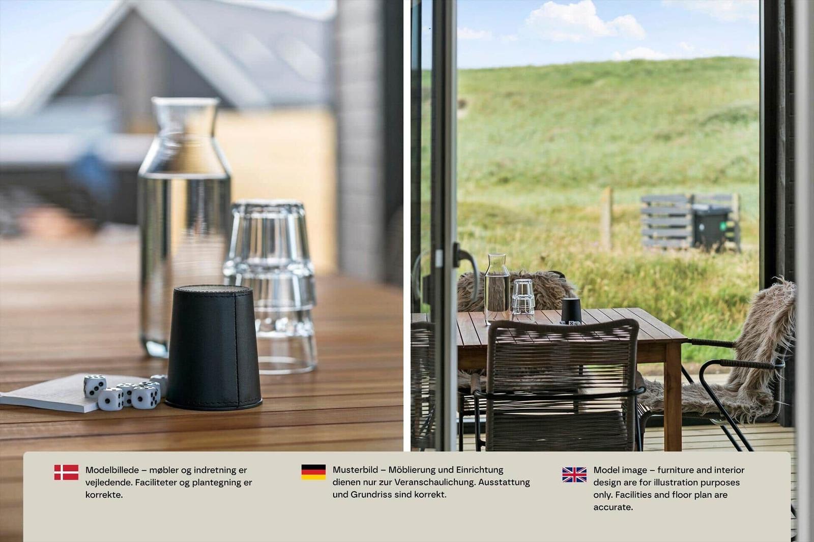 Terrassentisch mit Karaffe, Gläsern und Würfeln, Stühle und Blick ins Grüne.