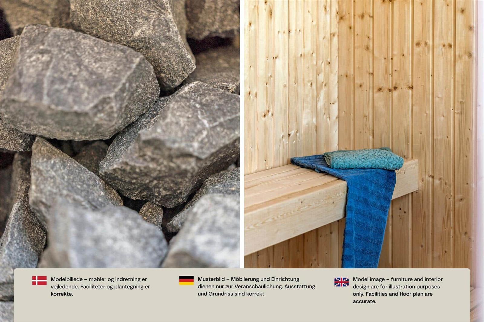 Saunasteine und Holzbank mit blauem Handtuch in einer hellen Holzsauna.